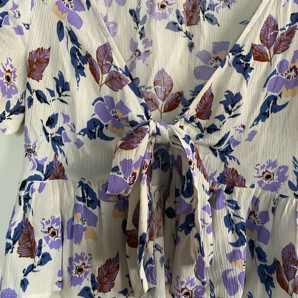 Tilly’s Ivy and Main - purple and white floral tie blouse - Size M - Picture 3 of 4